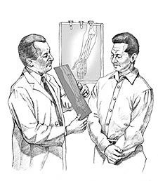Doctor con paciente examinando radiografia Doctor con paciente examinando radiografia